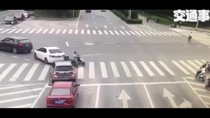 【交通事故】电动车横穿闯红灯,酿事故,很吓人的行为 !